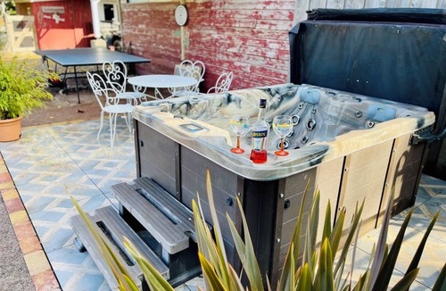 Bischoffsheim House | BLUE GRASS RANCH - MOBILE HOME CACTUS & JACUZZI