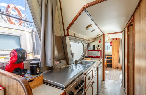 Bellegarde Boat Rental | Boat 'Pénichette Odyssey Cruises' with Lake View, Private Terrace and Air Conditioning