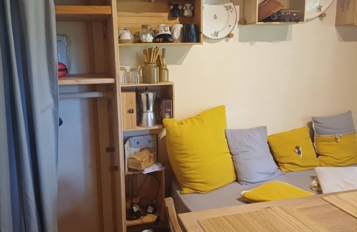 Vilde-Guingalan Cabin | Bohemian Getaway: A Caravan in the Heart of the Breton Countryside. 15 minutes from Dinan.