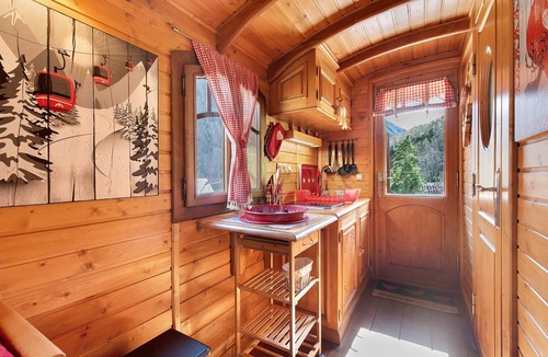 Gedre Cabin | Bohemian Night in the Mountains – Ancolie Caravan Gavarnie