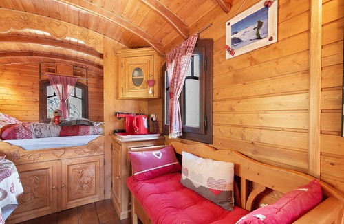 Gedre Cabin | Bohemian Night in the Mountains – Ancolie Caravan Gavarnie