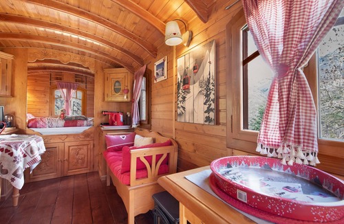 Gedre Cabin | Bohemian Night in the Mountains – Ancolie Caravan Gavarnie