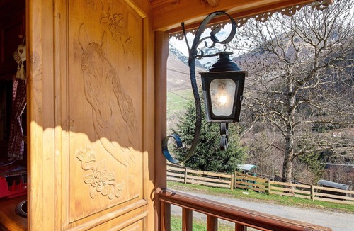 Gedre Cabin | Bohemian Night in the Mountains – Ancolie Caravan Gavarnie