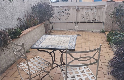 Sant-Vicens Apartment | Bright, air-conditioned studio near shops and bus stops. Garden and parking