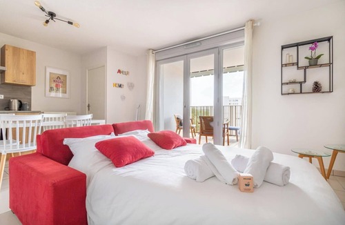 Saint Michel Apartment | Bright apt with furnished balcony, Toulouse.