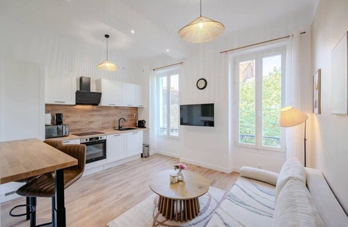 Hyeres City Centre Apartment | Bright, modern 2-bedroom in city center