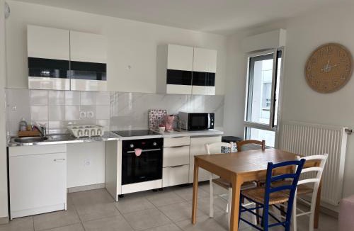 Parilly Apartment | Côté Parc - Cosy & neuf, parking & au pied du métro - Lyon