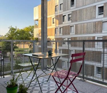 Parilly Apartment | Côté Parc - Cosy & neuf, parking & au pied du métro - Lyon