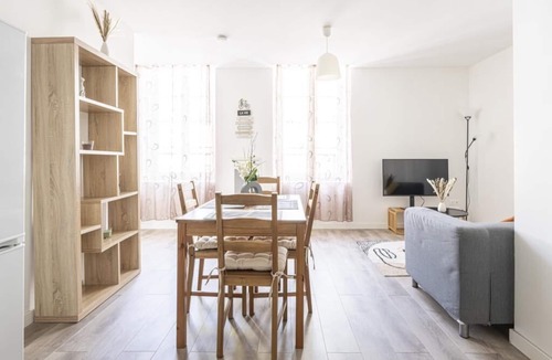 Centre Ville Apartment | Cœur de Pau - Parking included - L'Unique