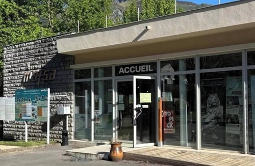 Laruns Cabin | Cabane en bois insolite, cosy camping piscine avec pieds partout familial