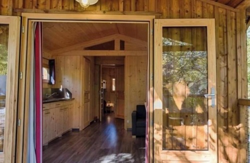 Laruns Cabin | Cabane en bois insolite, cosy camping piscine avec pieds partout familial