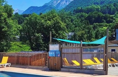 Laruns Cabin | Cabane en bois insolite, cosy camping piscine avec pieds partout familial