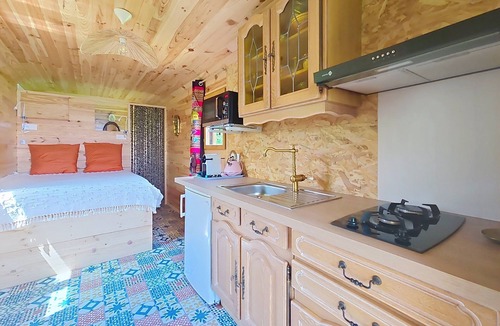 Lauraet House | Cabin “Roulotte L'âne Au Salon En Armagnac”