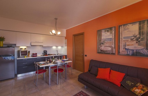Sasso Moro Apartment | Casa Fiorita: Leggiuno 100 meters from lake Apartment with shared Pool, Leggiuno, Italy