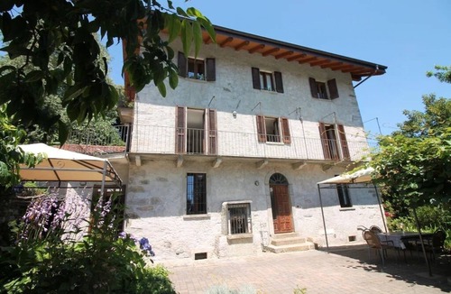 Vacciago Apartment | Casa Frey apt. 1 three-room apartment on Lake Orta with garden and swimming pool