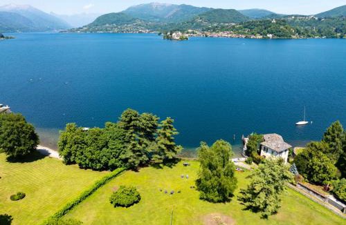 Lagna Apartment | Casa Relax with garden in front of the lake