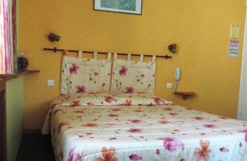Digne-les-Bains Hotel | Central Double Bed Room | Secure Bicycle Shelter | 4.3mi to Golf Resort