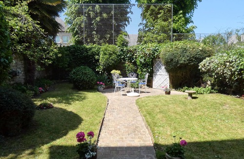 Dinan House | Centrally Located Traditional Townhouse With Modern Amenities and Pretty Garden
