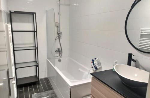 Woippy House | Ch privée 18m - Canapé - Netflix - Appart 120m