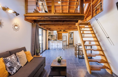 Saint-Martin-de-Queyrieres Apartment | Chalet-style apartment - Parking - Quiet and cosy