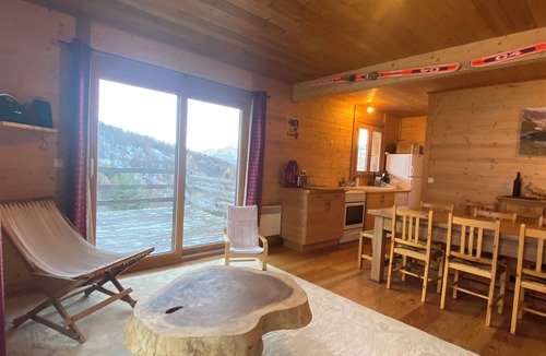 Enchastrayes Ski Chalet | Chalet bois le Sauze, 12 pers, ideally located, self-contained, 360° view over the valley