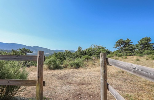 Bargeme Apartment | Chalet 'Cabane Aux Étoiles' with Mountain View, Private Terrace and Shared Garden