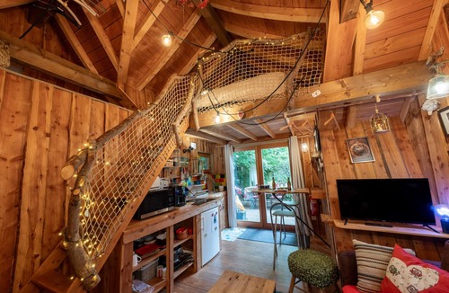 Epinal Ski Chalet | Chalet des Amoureux with Private Terrace & Garden, Wi-Fi, Fishing, Hiking