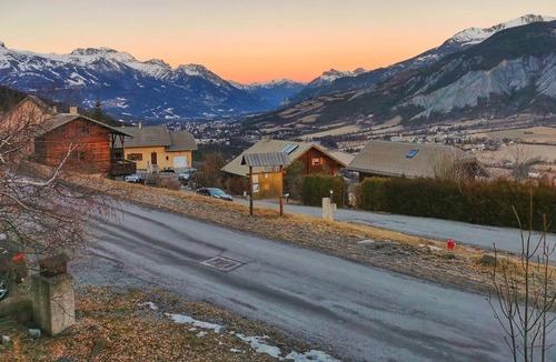 Enchastrayes Ski Chalet | Chalet Familial Avec vue sur la Vallée de L'ubaye