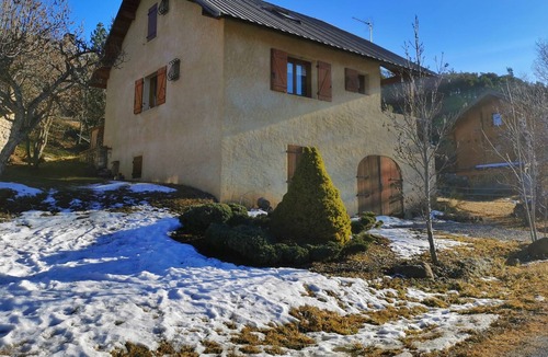 Enchastrayes Ski Chalet | Chalet Familial Avec vue sur la Vallée de L'ubaye