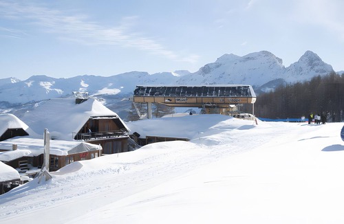 Colmars House | Chalet La Coste – French Alps- with Mountain Views, Private Terrace and Wi-Fi