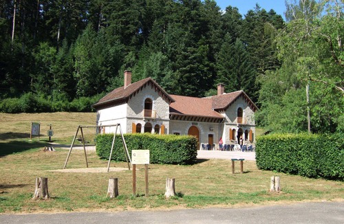 Esserval-Combe Ski Chalet | Chalet "le Sapin" five minutes from the medieval town of Nozeroy.