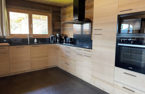 Les Angles Ski Chalet | Chalet Marthe 260m2, lake view, 5 stars. Chairlift 300m, center 10mn walk.
