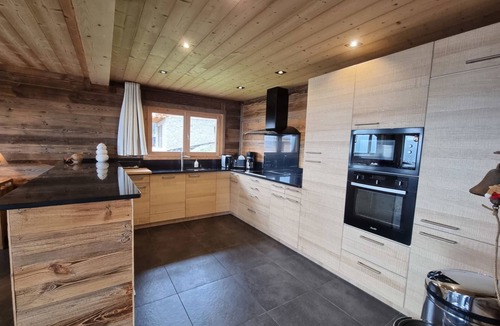 Les Angles Ski Chalet | Chalet Marthe 260m2, lake view, 5 stars. Chairlift 300m, center 10mn walk.