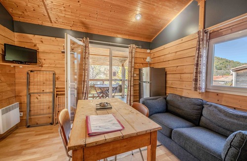Roquefeuil Ski Chalet | Chalet 'Montana 4 4pers' with Mountain View, Shared Pool and Wi-Fi