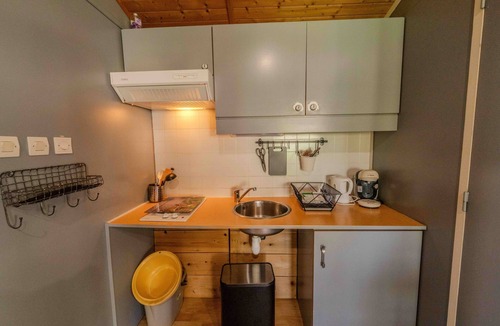Roquefeuil Ski Chalet | Chalet 'Montana Pmr 4 Pers' with Shared Terrace and Wi-Fi