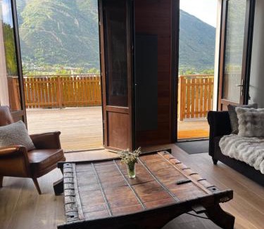 Saint-Lary-Soulan Ski Chalet | Chalet Otsoak Chalet privé 3 chambres 6 personnes avec grande terrasse, garage couvert, vue montagnes à St Lary village