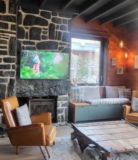 Saint-Lary-Soulan Ski Chalet | Chalet Otsoak Chalet privé 3 chambres 6 personnes avec grande terrasse, garage couvert, vue montagnes à St Lary village