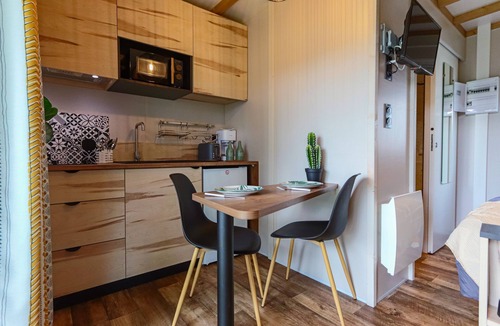 Sadirac Ski Chalet | Chalet-Panoramic-Ensuite with Shower-Lake view
