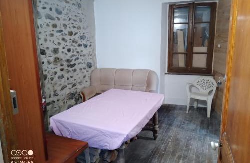 Saint-Laurent-de-Neste House | Chambre à petit budget pour personne simple