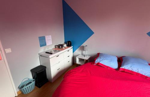 Lamballe House | Chambre avec lit rond king size insolite, proche TGV, parking gratuit