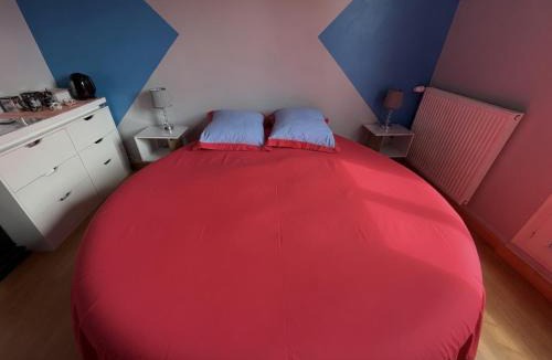 Lamballe House | Chambre avec lit rond king size insolite, proche TGV, parking gratuit