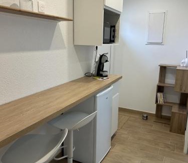 Fontains House | chambre avec salle de bain et coin kitchenette