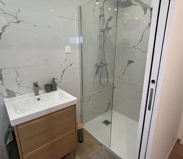 Fontains House | chambre avec salle de bain et coin kitchenette