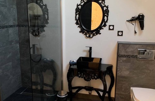 Treuzy-Levelay House | Chambre Baroque Avec Jacuzzi Privatif Sous les Poutres