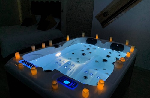Treuzy-Levelay House | Chambre Baroque Avec Jacuzzi Privatif Sous les Poutres