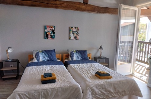 Maubourguet Bed & Breakfast | Chambre Bleue Guest Room with Shared Garden, Wi-Fi and Air Conditioning