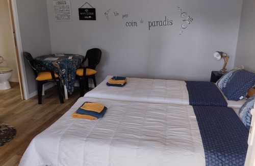 Maubourguet Bed & Breakfast | Chambre Bleue Guest Room with Shared Garden, Wi-Fi and Air Conditioning