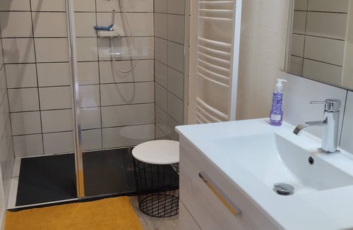 Maubourguet Bed & Breakfast | Chambre Bleue Guest Room with Shared Garden, Wi-Fi and Air Conditioning