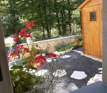 Notre-Dame-de-Sanilhac Bed & Breakfast | Chambre d hôtes le Val du Loup petit déjeuner continental sur demande