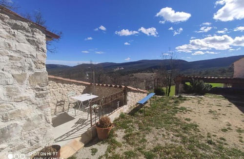 Trigance Bed & Breakfast | Chambre de la Roche Trouée GR49 TRIGANCE